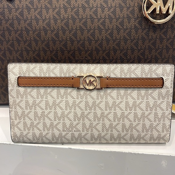 Michael Kors Reed Large Bifold Signature Snap Wallet Card Case 
Vanilla 
NWT - Picture 16 of 16